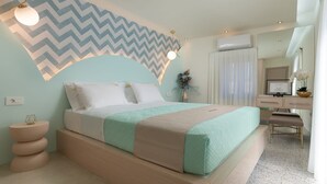 Ein modernes Schlafzimmer mit Bett, Nachttischen, Schreibtisch und Spiegel.