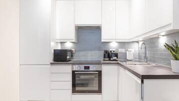 Réfrigérateur, micro-ondes, four, plaque de cuisson