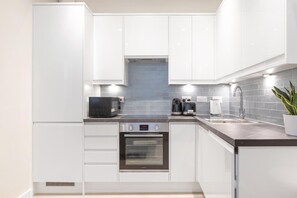 Frigorifero, microonde, forno, piano cottura