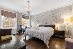 Iron/ironing board, travel cot, free WiFi, bed sheets - Luxurious Apartment in Kensington (Greater London)