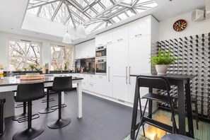 Fridge, microwave, oven, stovetop - Luxurious Apartment in Kensington (Greater London)
