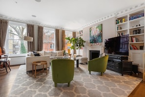 TV, stereo - Luxurious Apartment in Kensington (Greater London)
