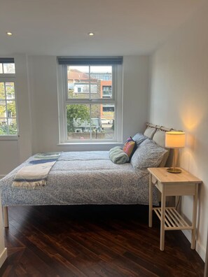 Desk, iron/ironing board, free WiFi, bed sheets - Private Ensuite Room with Patio (Greater London)