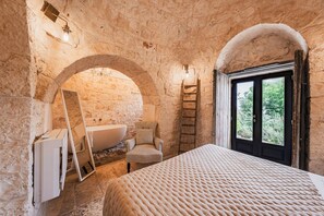 6 Schlafzimmer, Schreibtisch, Bügeleisen/Bügelbrett, Reisekinderbett