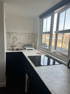 Fridge, microwave, oven, toaster - Spacious Ensuite Room in Clapham (Greater London)