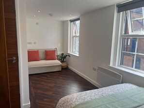 Iron/ironing board, free WiFi, bed sheets - Spacious Ensuite Room in Clapham (Greater London)