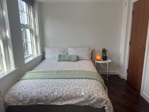 Iron/ironing board, free WiFi, bed sheets - Spacious Ensuite Room in Clapham (Greater London)