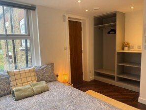 Desk, free WiFi - Ensuite Double Room near Clapham (Greater London)