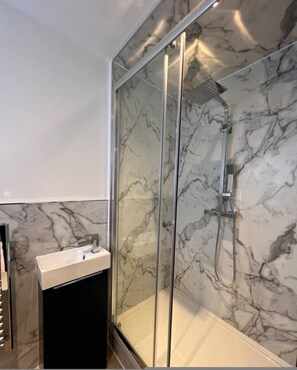 Bathroom - Ensuite Double Room near Clapham (Greater London)