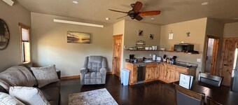 Hungry Mosquito lodge 2-bedroom cabin 
near Nelson reservoir, relaxation awaits!