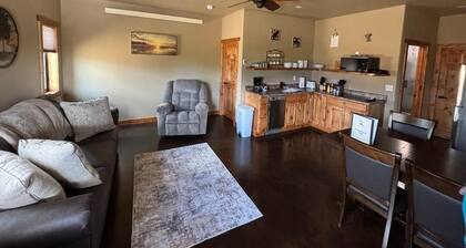 Hungry Mosquito lodge 2-bedroom cabin
near Nelson reservoir, relaxation awaits!