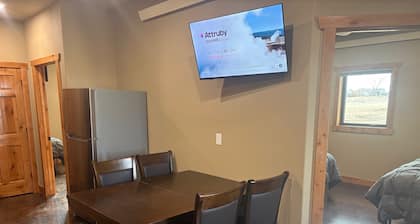 Hungry Mosquito lodge 2-bedroom cabin
near Nelson reservoir, relaxation awaits!