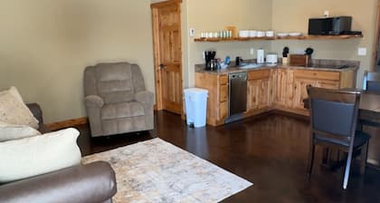 Hungry Mosquito lodge 2-bedroom cabin
near Nelson reservoir, relaxation awaits!