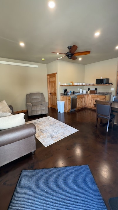 Hungry Mosquito lodge 2-bedroom cabin 
near Nelson reservoir, relaxation awaits!