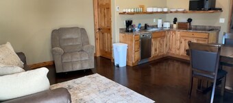 Hungry Mosquito lodge 2-bedroom cabin
near Nelson reservoir, relaxation awaits!