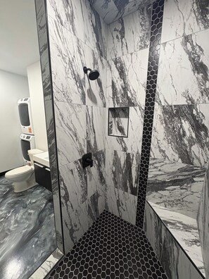 Douche, serviettes fournies, savon, papier toilette