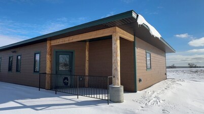 Hungry Mosquito lodge 2-bedroom cabin
near Nelson reservoir, relaxation awaits!