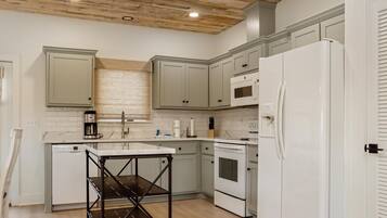 House, Multiple Beds (My Time) | Private kitchen