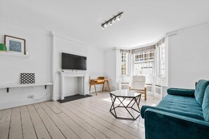 TV - Chelsea 1-bed flat with patio (Greater London)
