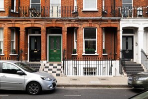 Exterior detail - Chelsea 1-bed flat with patio (Greater London)