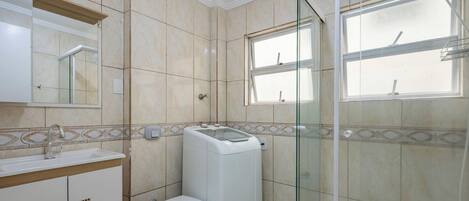 Basic Apartment | Bathroom