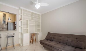 Căn hộ cơ bản | Khu phòng khách | Smart TV 32-inch có truyền hình kỹ thuật số 