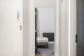 Desk, iron/ironing board, travel cot, free WiFi - Modern Brixton Flat 5 (Greater London)