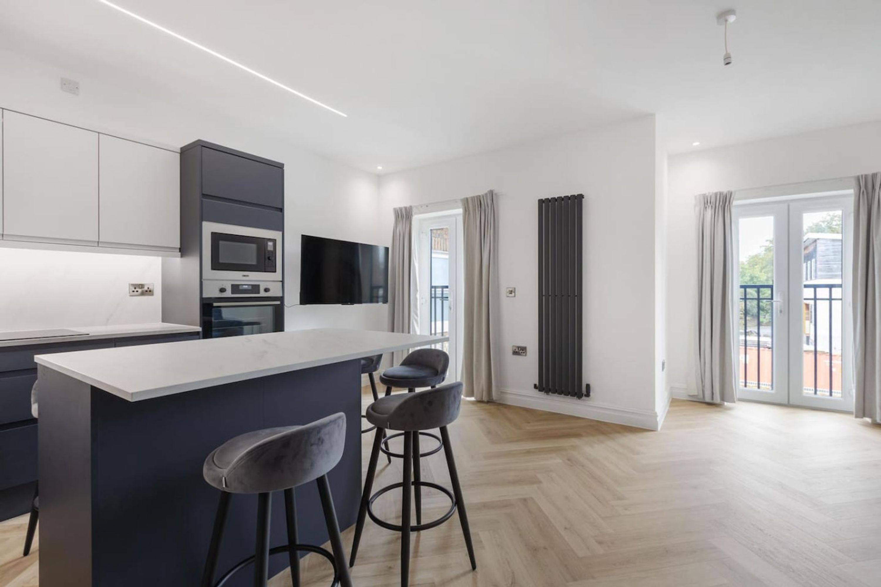 Réfrigérateur, micro-ondes, plaque de cuisson, lave-vaisselle