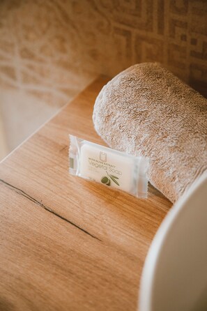 Shower, towels - Grenache - gîtes du Mas des Jeux (Saint-Laurent-d'Aigouze)