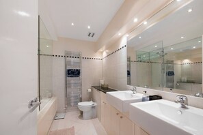 Towels - Spacious Kensington Apartment with City Views (Greater London)