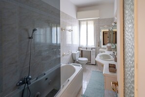Hair dryer, bidet, towels, soap - C'ERA UNA VOLTA (Baveno)