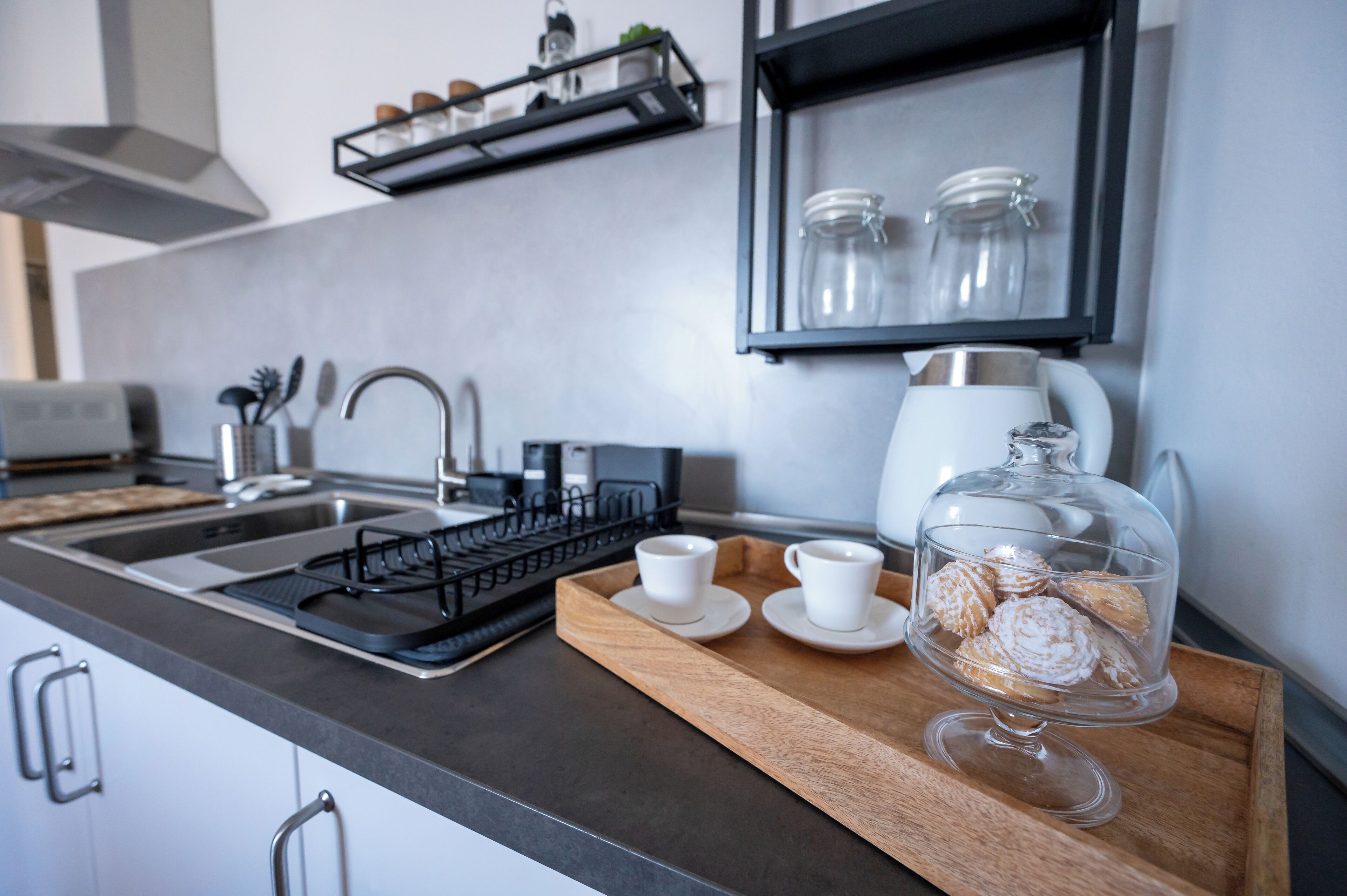 Réfrigérateur, plaque de cuisson, cafetière/bouilloire