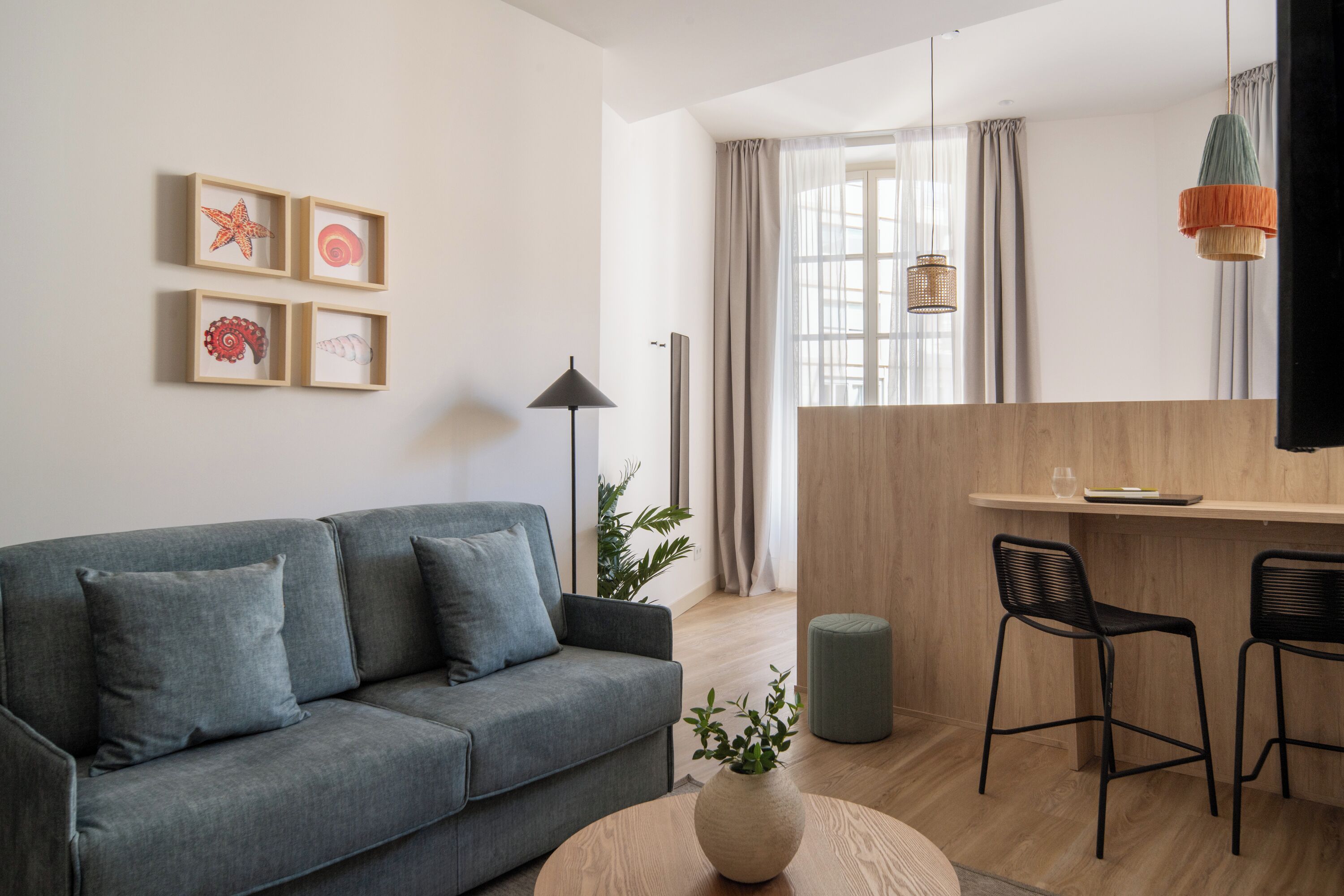 Studio, balcon | Coin séjour | TV connectée de 43 pouces avec chaînes par satellite