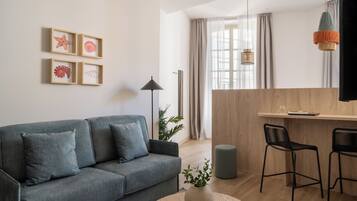 Studio, balcon | Coin séjour | TV connectée de 43 pouces avec chaßnes par satellite