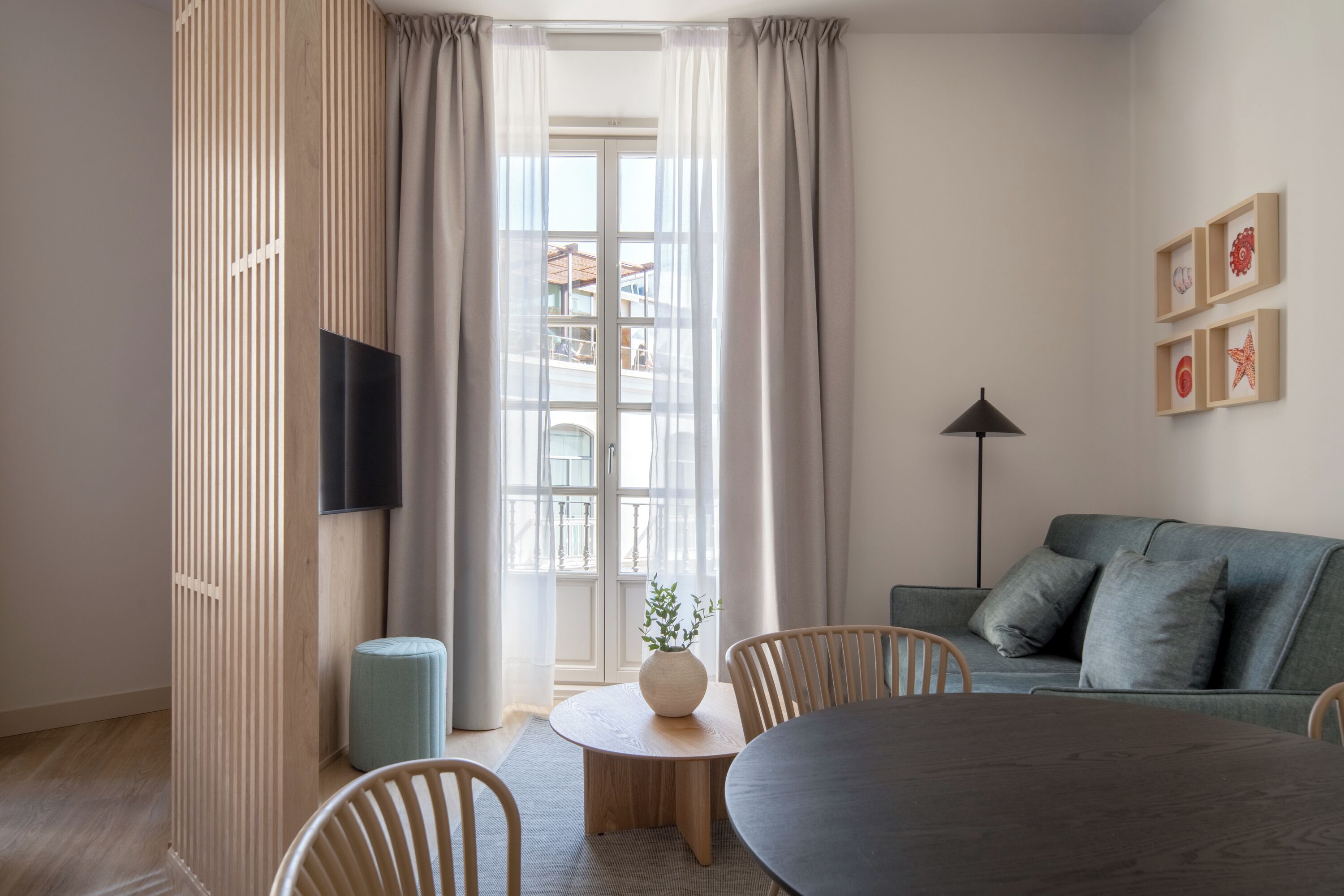Estudio familiar, vistas a la ciudad | Zona de estar | Smart TV de 43 pulgadas con canales por satélite
