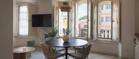 Appartement, 2 chambres | Aire de séjour | Téléviseur connecté de 43 po avec télévision par satellite