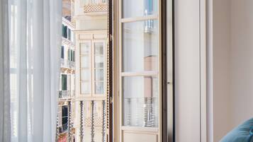 Studio, Balcony