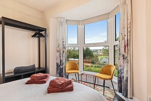 6 bedrooms, iron/ironing board, travel crib, WiFi - Highfield - Hot Tub, Countryside Views (Saundersfoot)