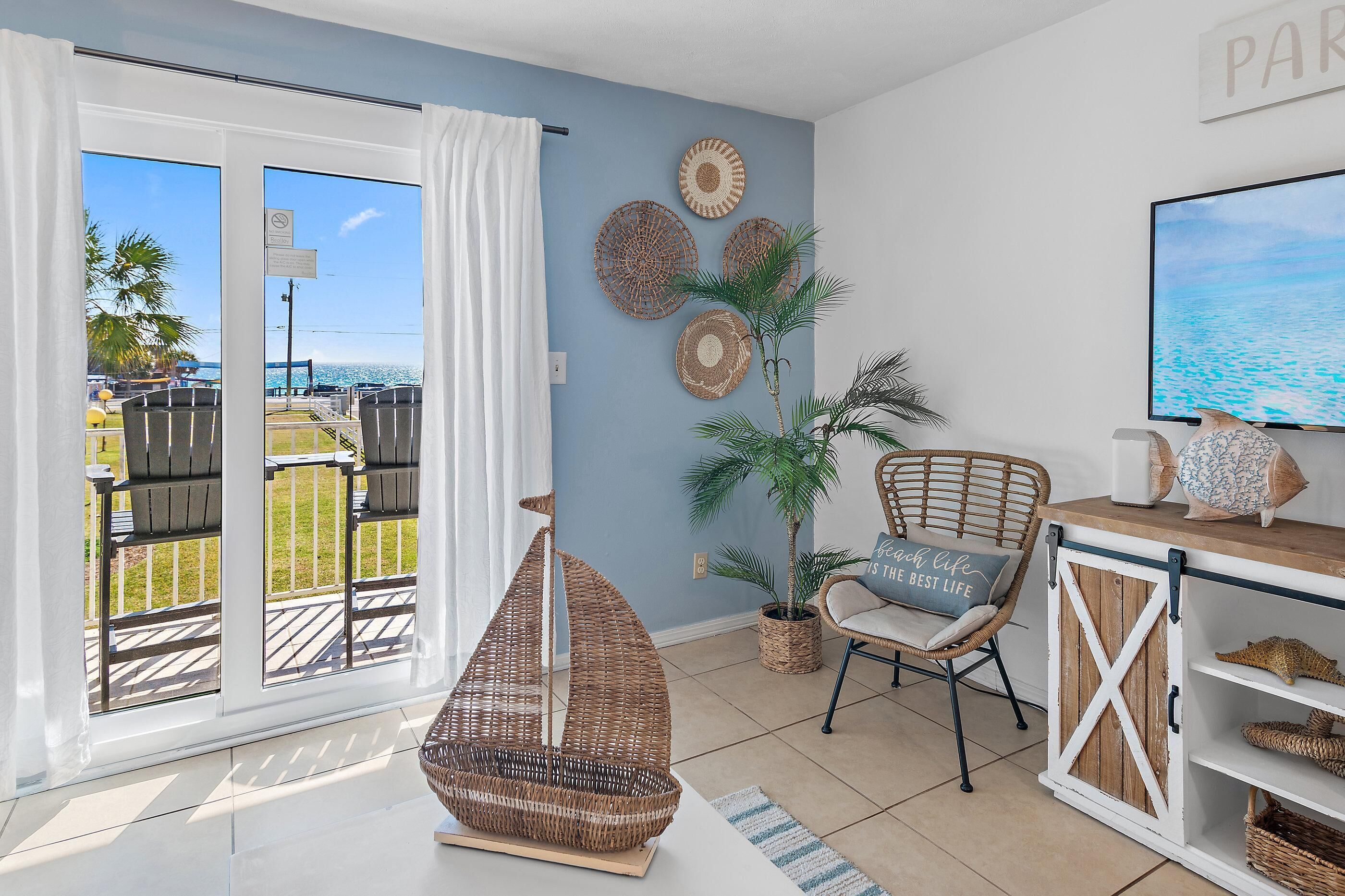 Condo, 1 cama Queen size y sofá cama (Tradewinds Condominium #28- At the Be) | Área de sala de estar