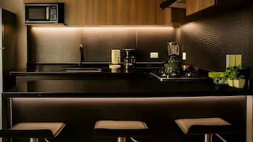 Micro-ondes, tables à manger