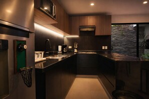 Microondas y mesa de comedor