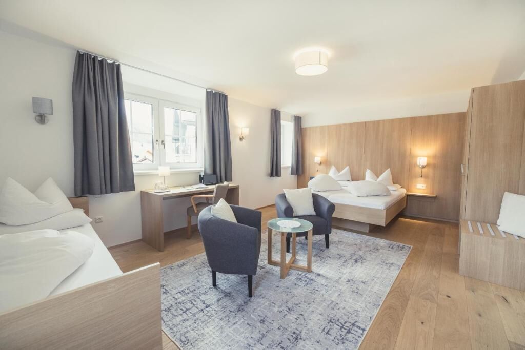 Dreibettzimmer | Zimmersafe, Schreibtisch, Verdunkelungsvorhänge, Bügeleisen/Bügelbrett