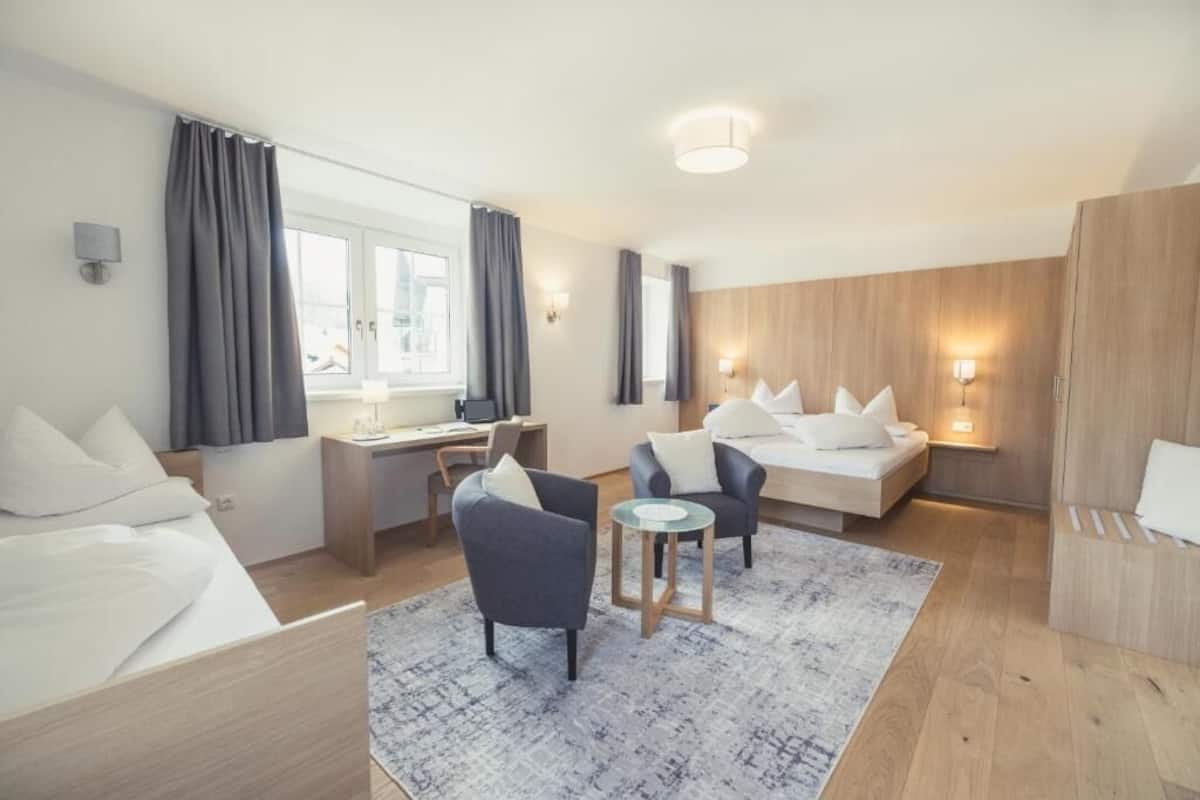 三人房 | 客房內保險箱、書桌、遮光布/窗簾、熨斗/熨衣板