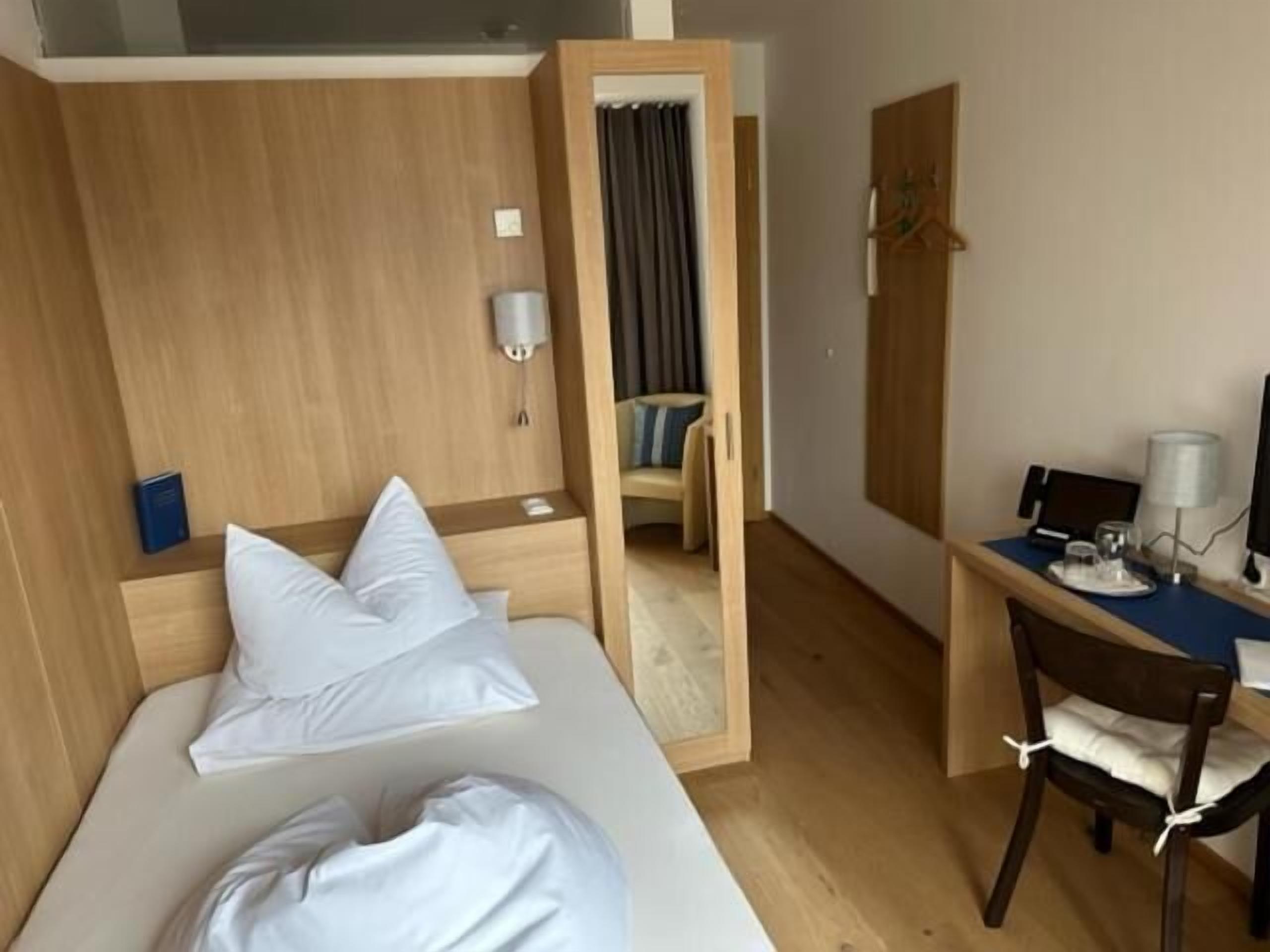 Single Room, Balcony, Mountain View | In-room safe, desk, blackout drapes, iron/ironing board