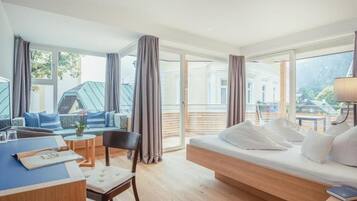 Deluxe-Doppelzimmer, Balkon, Bergblick | Zimmersafe, Schreibtisch, Verdunkelungsvorhänge, Bügeleisen/Bügelbrett