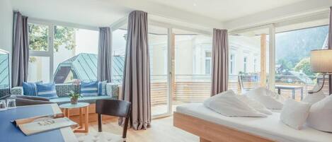 Caja de seguridad en la habitación, escritorio y cortinas blackout