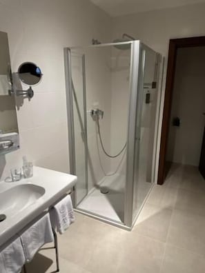 Standard Double or Twin Room | Bathroom | Shower, free toiletries, hair dryer, towels - Hotel Kendler (St. Gilgen)