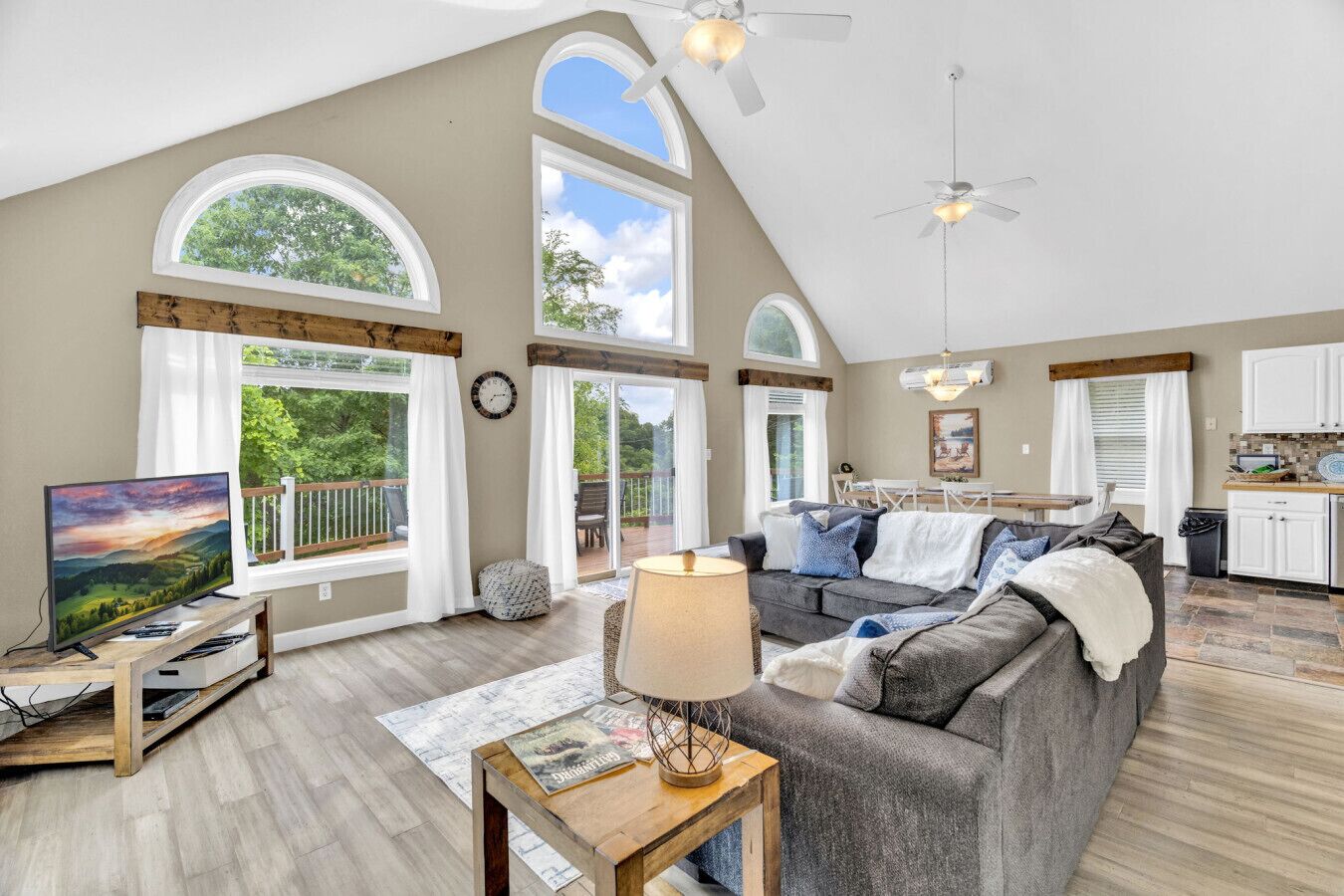 Fernseher, DVD-Player, Tischfußball, Computerbildschirme