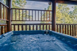 Outdoor spa tub - Perfect Smokies Escape - Park View, Hot Tub & More (Sevierville)