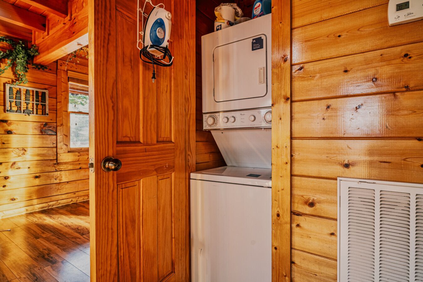 Ein Holzblock-Innenraum mit Waschmaschine, Trockner und Wandheizung.